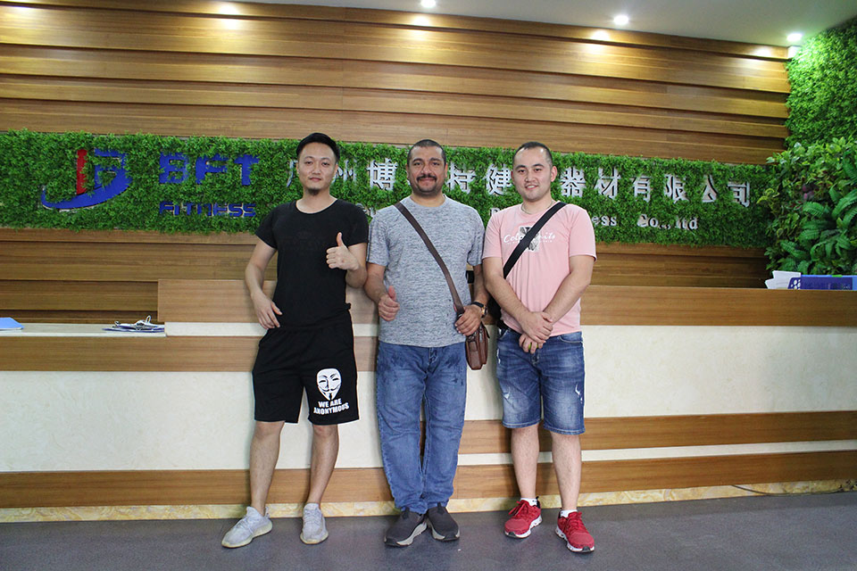 沙特客戶開健身房采購(gòu)健身器材