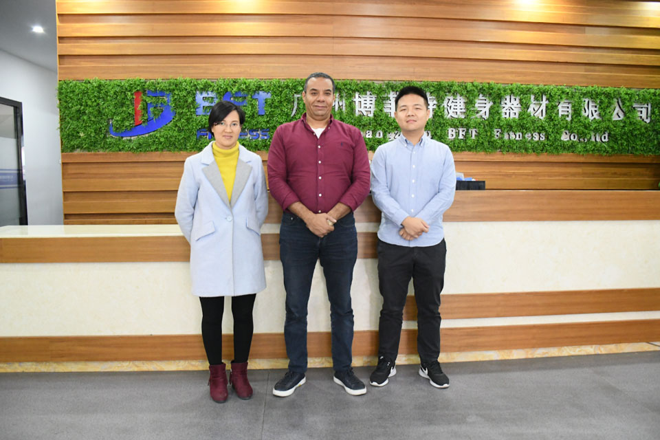 埃及客戶(hù)采購(gòu)健身房設(shè)備