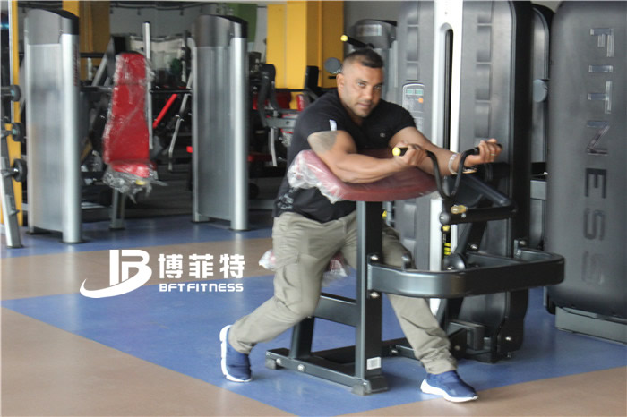 客戶(hù)在測(cè)試二頭肌訓(xùn)練器